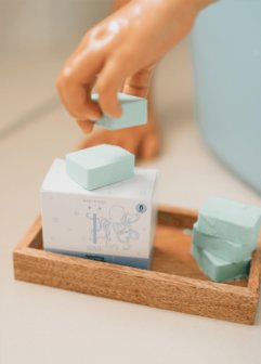 Met splashing bath bombs | Naïf