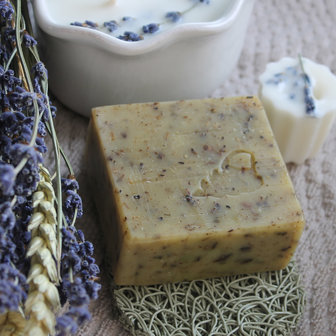 Lavendel scrub zeep | Atelier do sabao