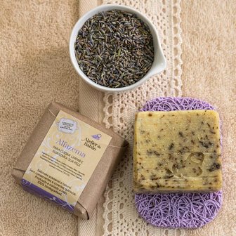 Lavendel scrub zeep | Atelier do sabao