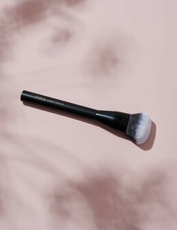 inika-cheek-topper-brush-2